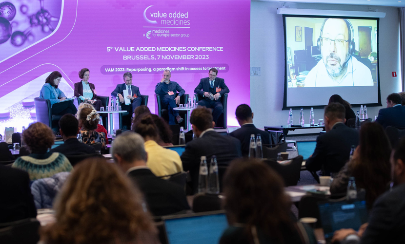 Ponencia Barreras y facilitadores para una innovación asequible con la intervención de César Hernández, director general de Cartera y Farmacia del SNS